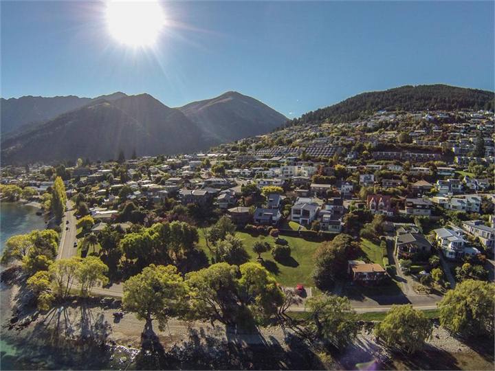 So close to the lake & central Queenstown