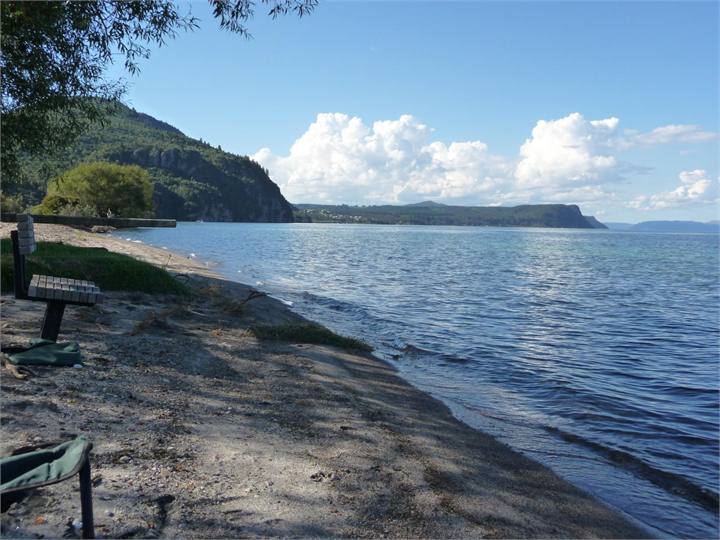 The lake is a 5 minute walk from bac.