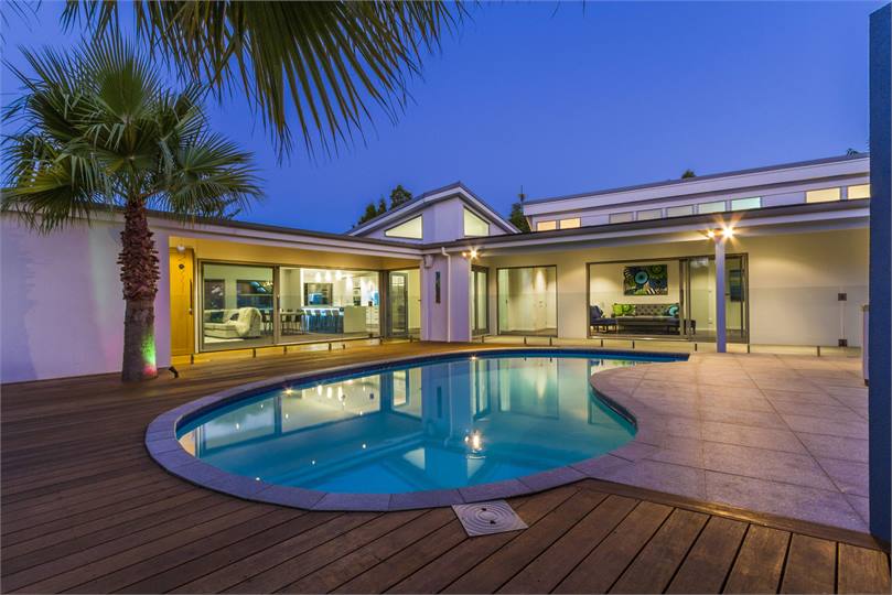 Flow from kitchen & lounges