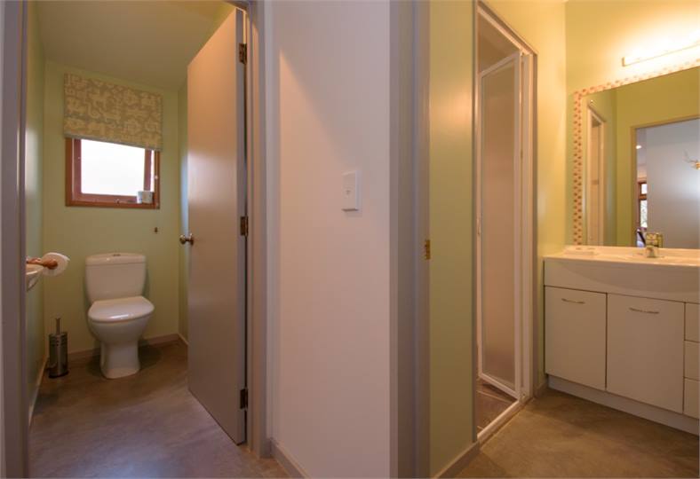 Separate toilet/Bathroom (Twin)