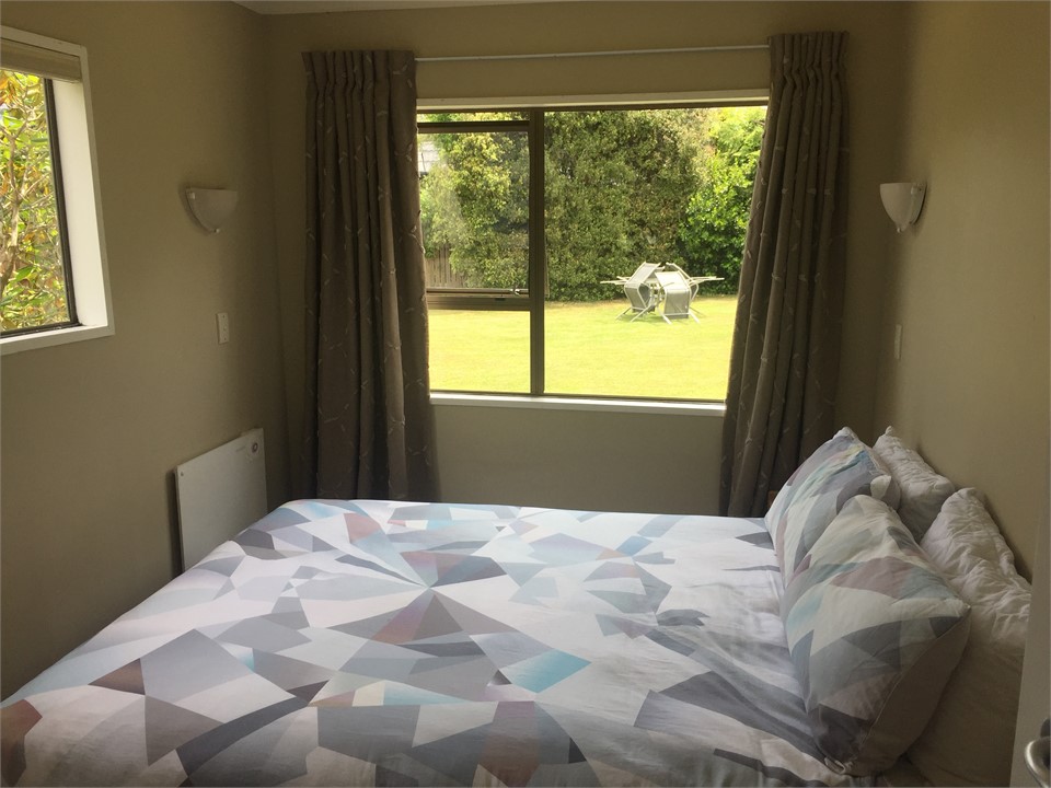 Downstairs bedroom (Queen bed)