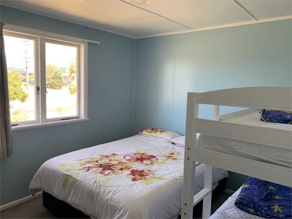 Middle Bedroom, Queen & Bunk beds