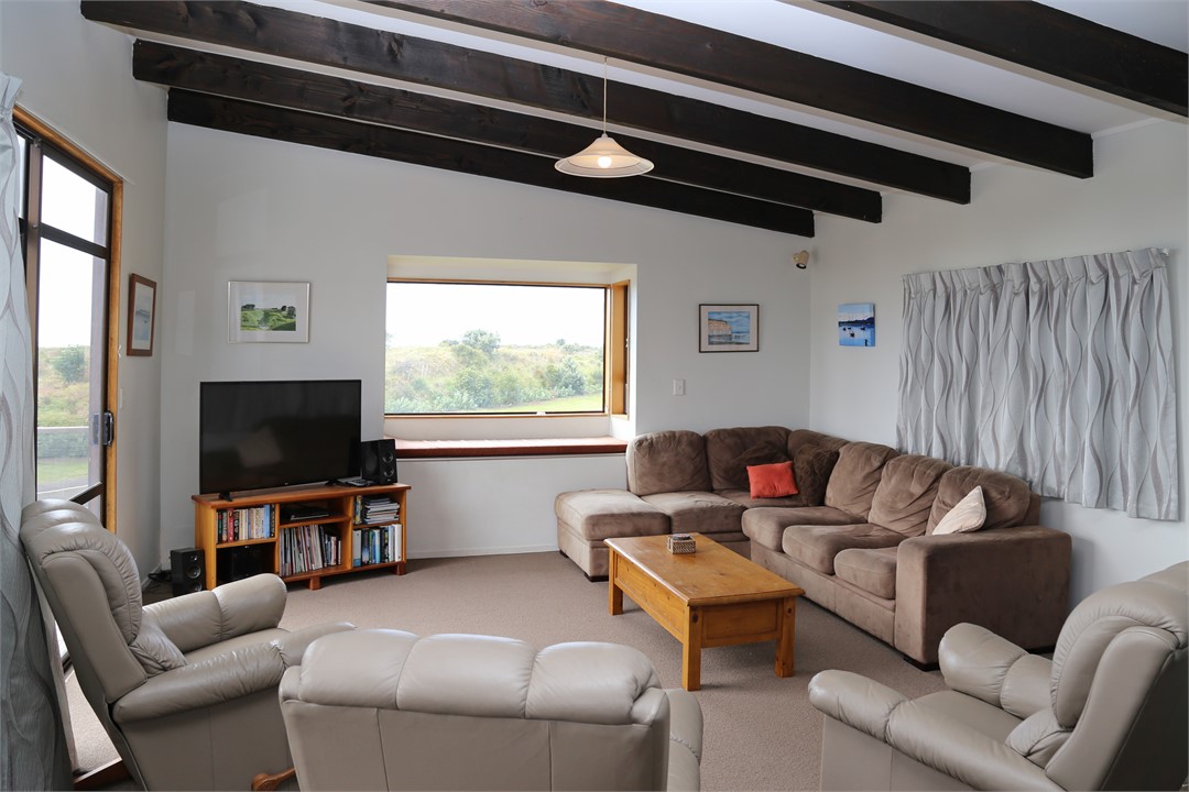 very comfortable lounge & dining area