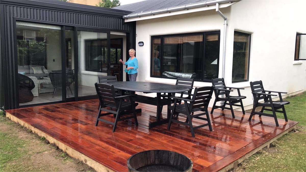 the outdoor flow to deck