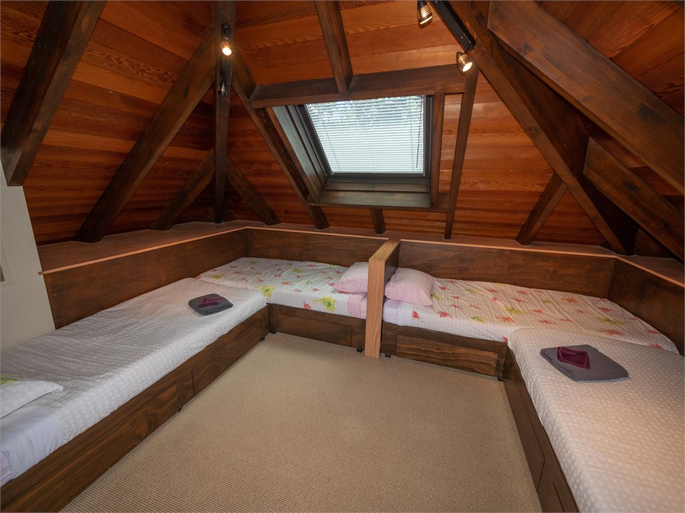 Fun bunkroom 2 - 4 more single built-in beds.
