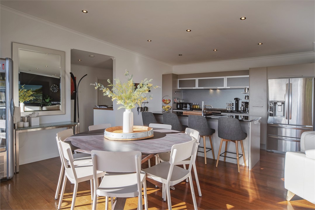 Dining & Kitchen Counter