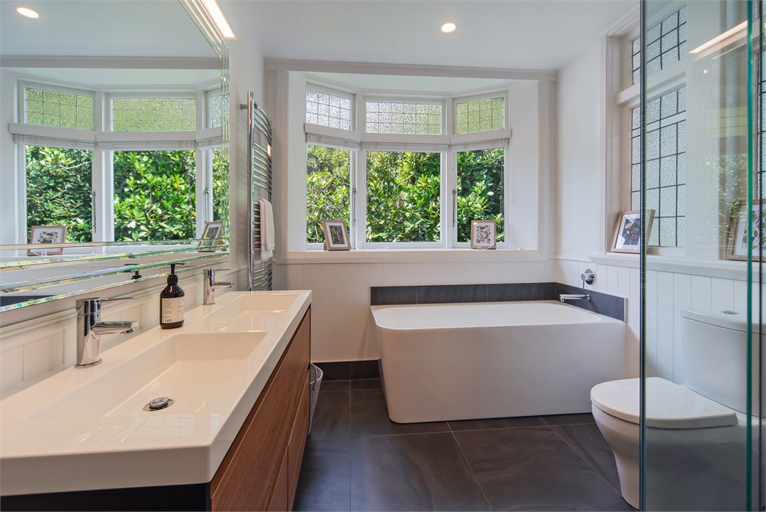 Bathroom 2 (Main bathroom)