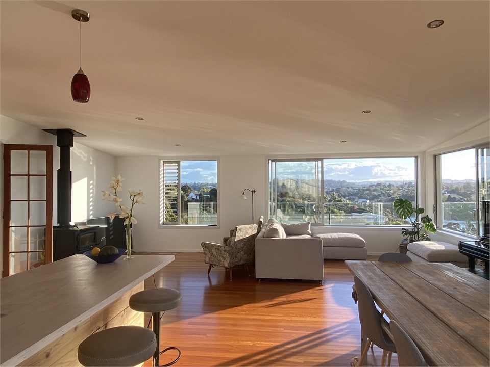 Lounge area - breakfast bar on left