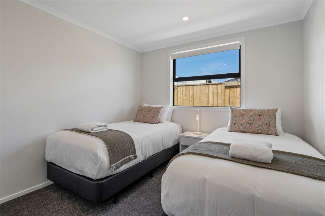 Bedroom 4: 2 x King Singles