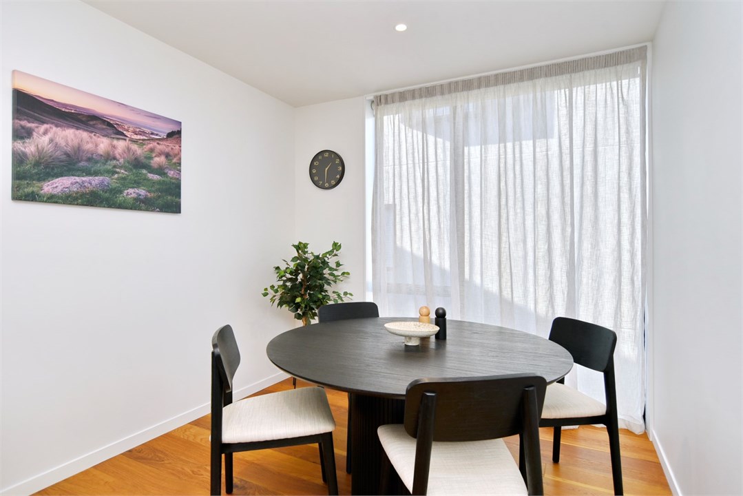 Dining table that seats 4 people