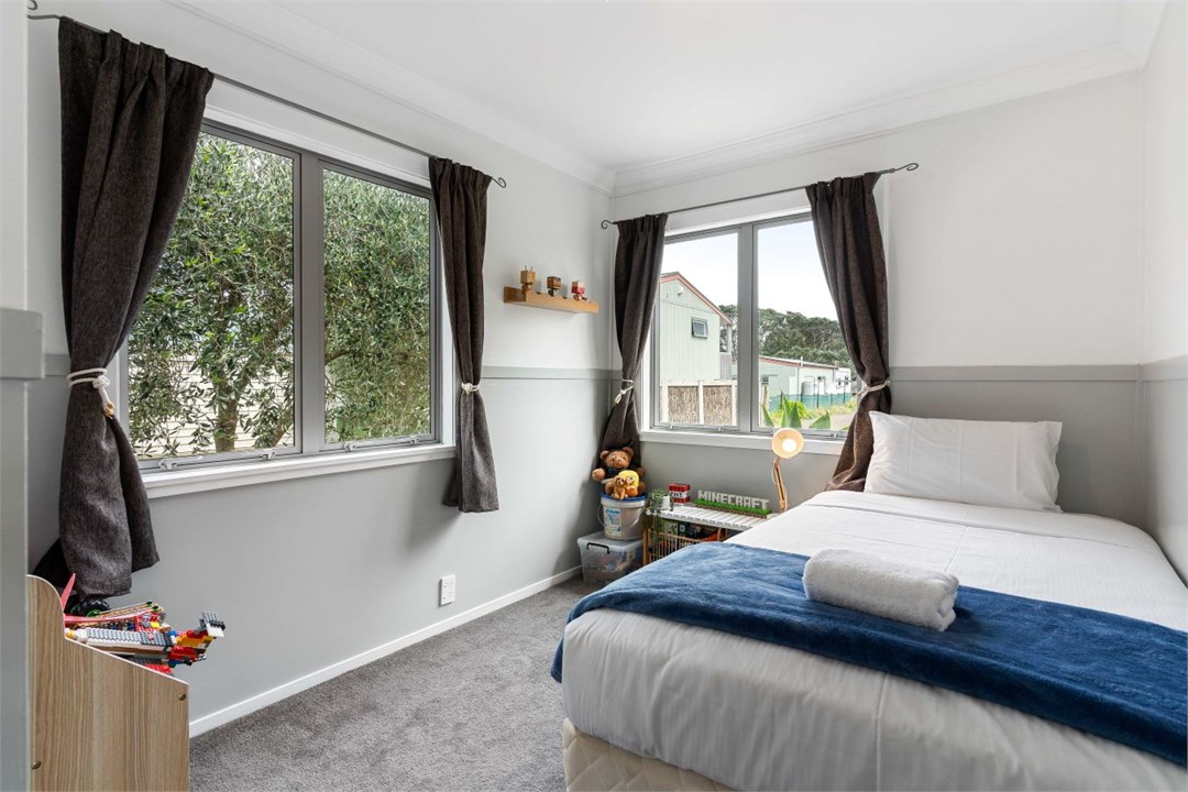 Single bed and rollaway trundler (main bach)