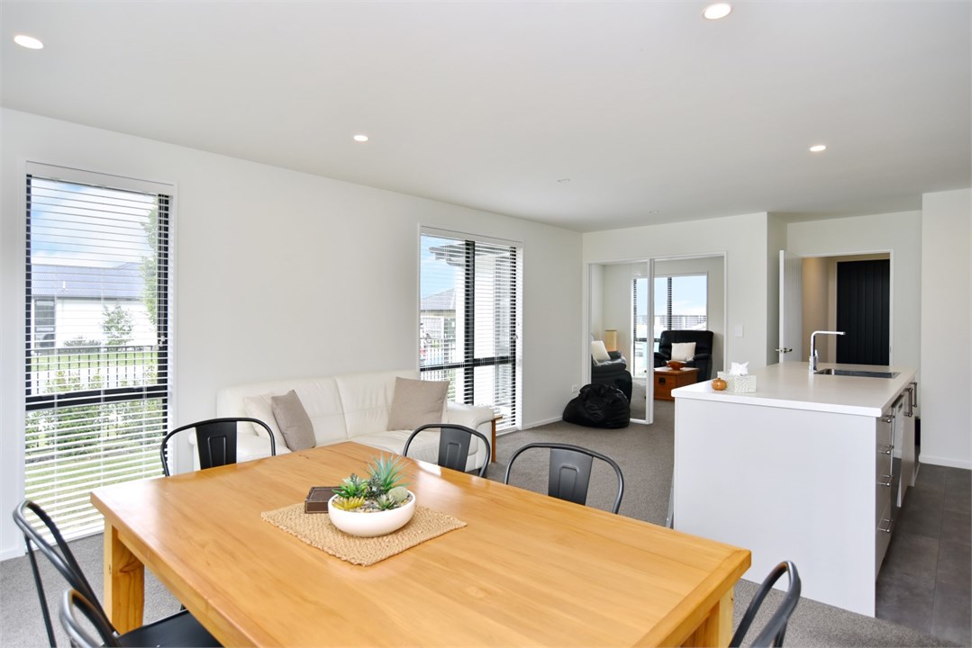 Dining table that seats 6 people