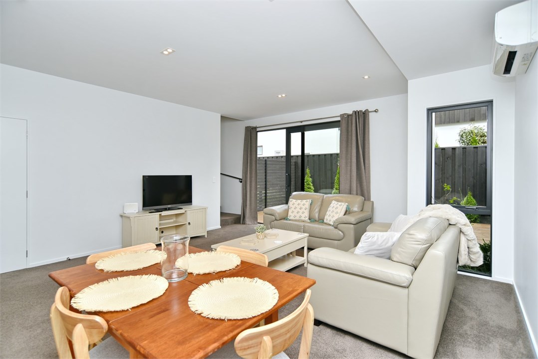 Dining table that seats 4 people