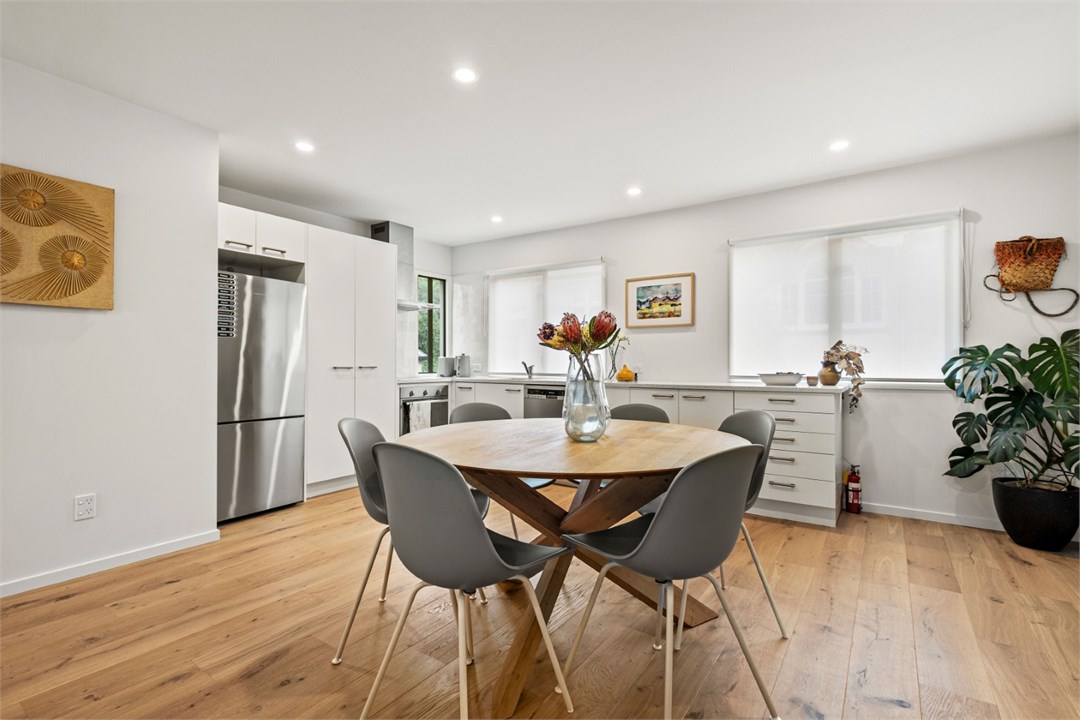 Dining table that seats 6 people