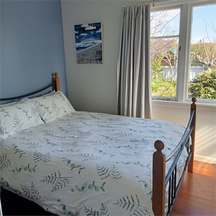 Front bedroom looking out to garden - Queen