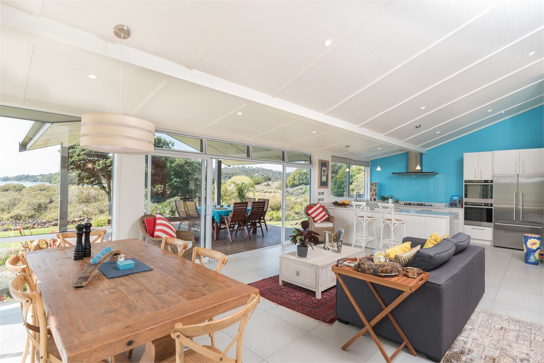 Open plan dining/lounge/kitchen