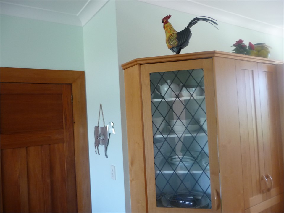 Well equiped crockery in Kitchen