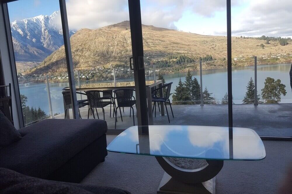 COSY LOUNGE with GORGEOUS LAKE VIEW LIVING