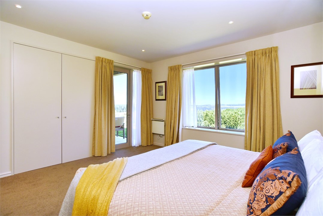 Super king bed with ensuite spa bathroom