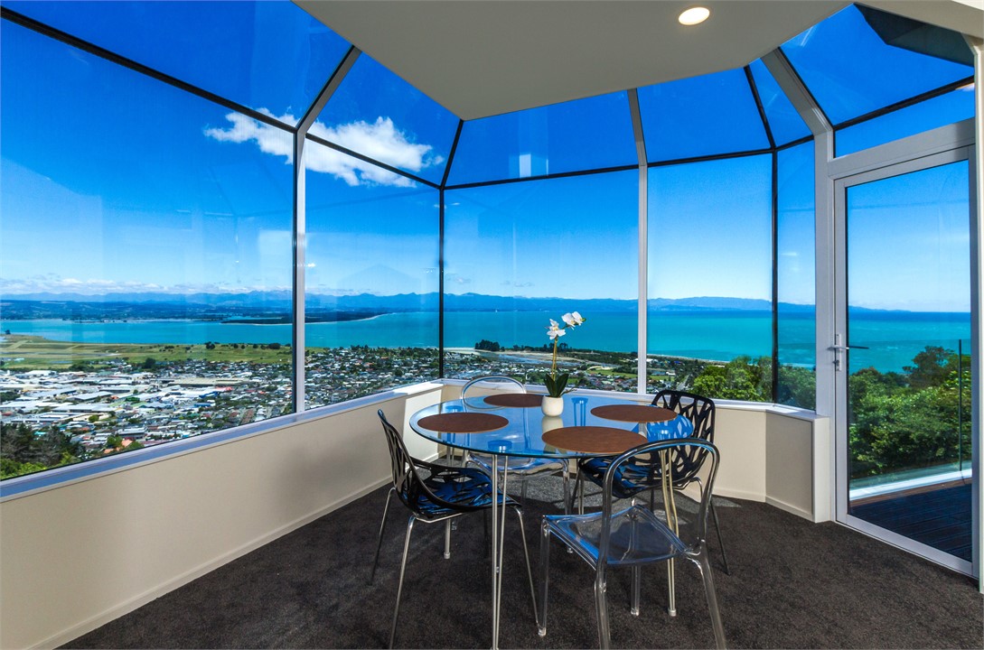 Small second dining area with stunning views