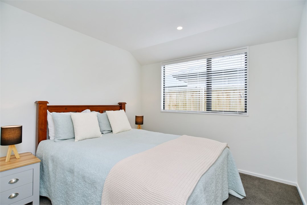 Drift off to sleep in this cozy Queen bed