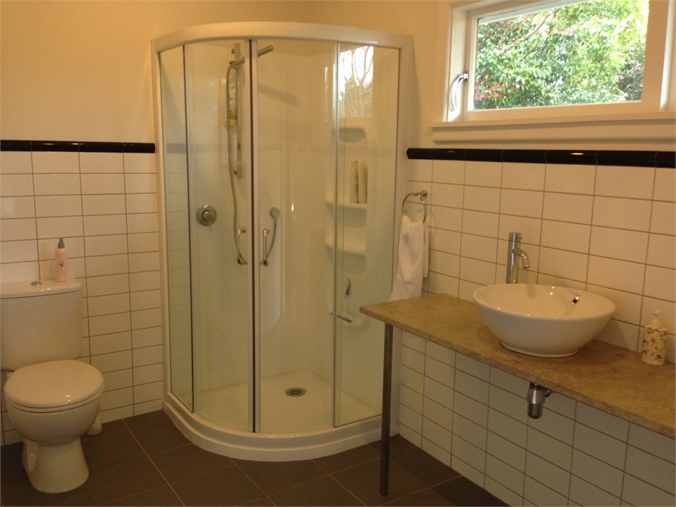 Ensuite in downstairs bedroom