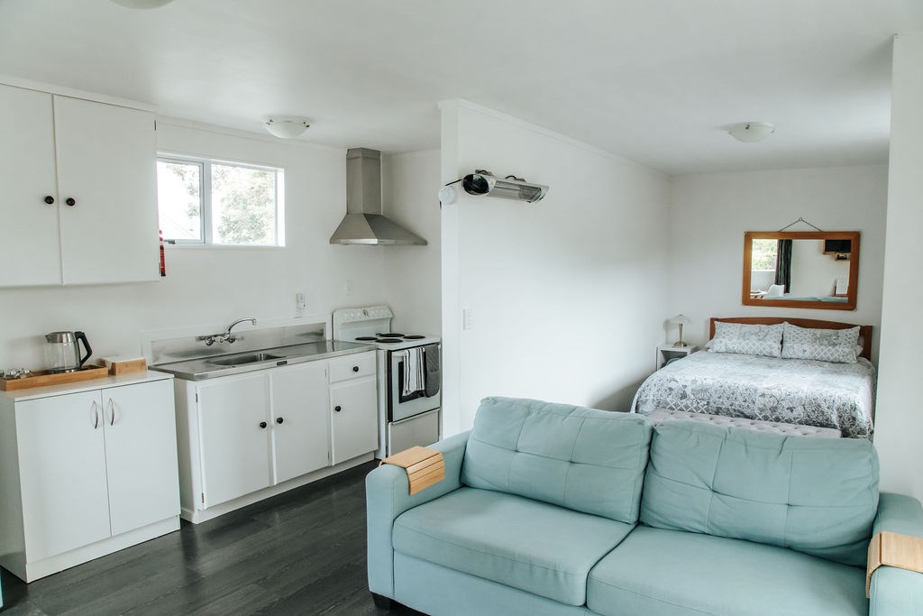 Fully open plan, full kitchen, double sofa bed