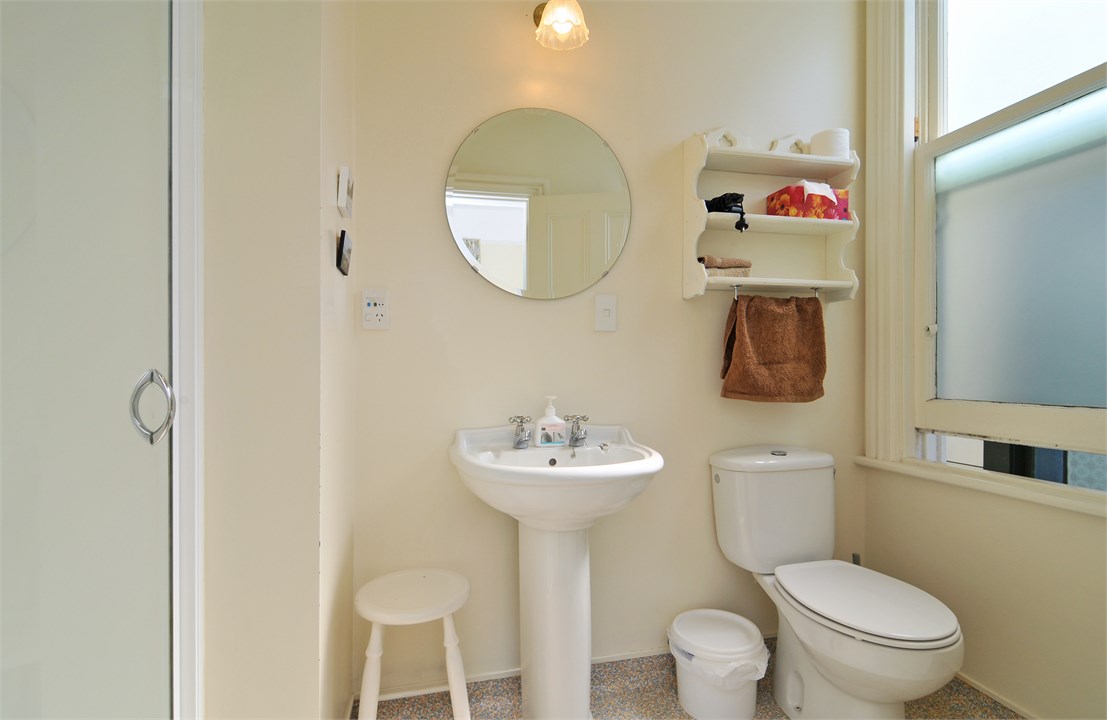 Bedroom 2 Ensuite bathroom