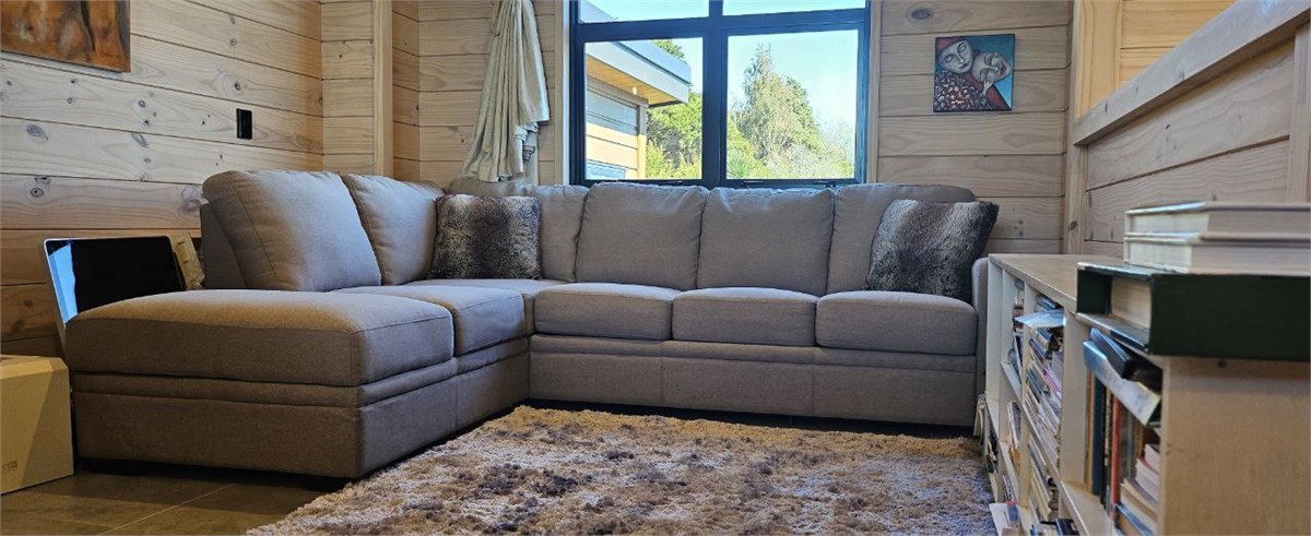 2nd lounging area - bed settee for extra guest