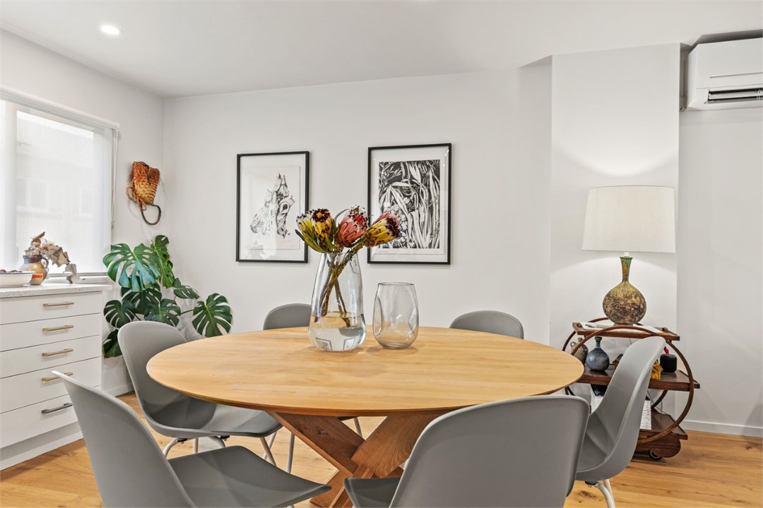 Dining table that seats 6 people