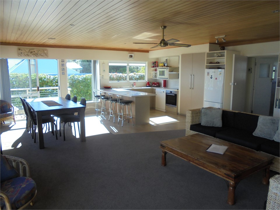 DSC00656 Up stairs lounge kitchen 
