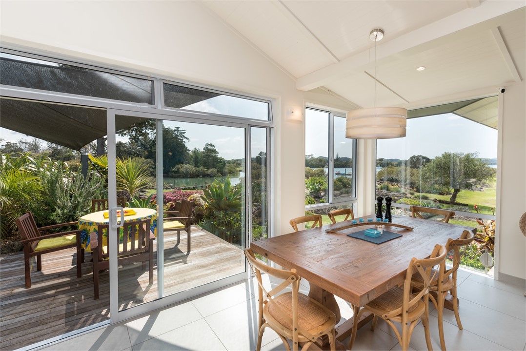 Dining 8 inside, 4/6 Outside