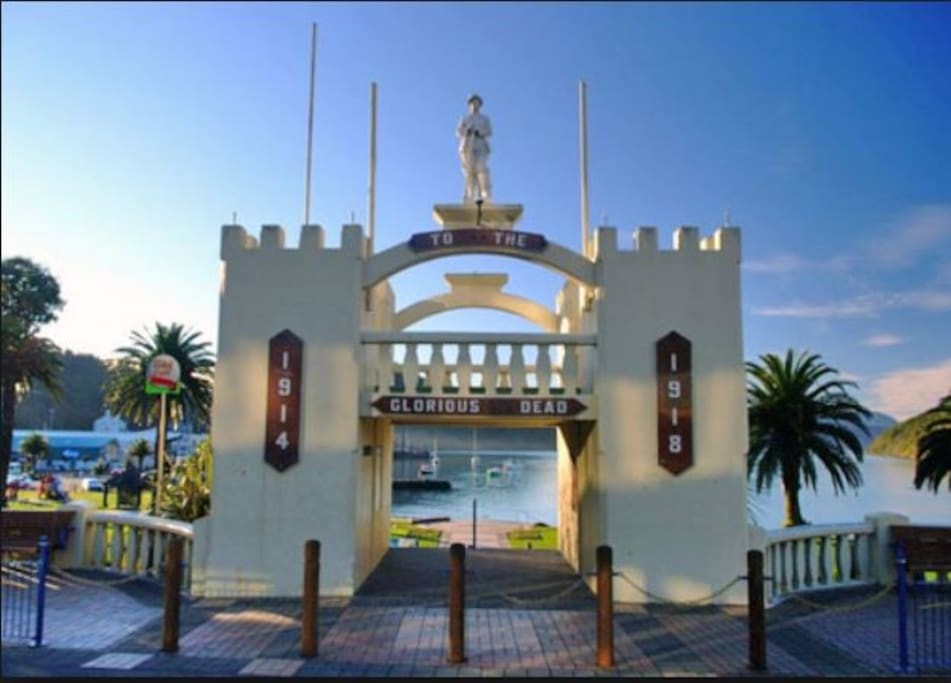 Memorial leading to the Picton Foreshore