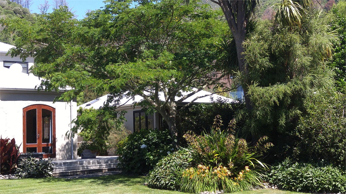Inner deck between TV den and Playroom