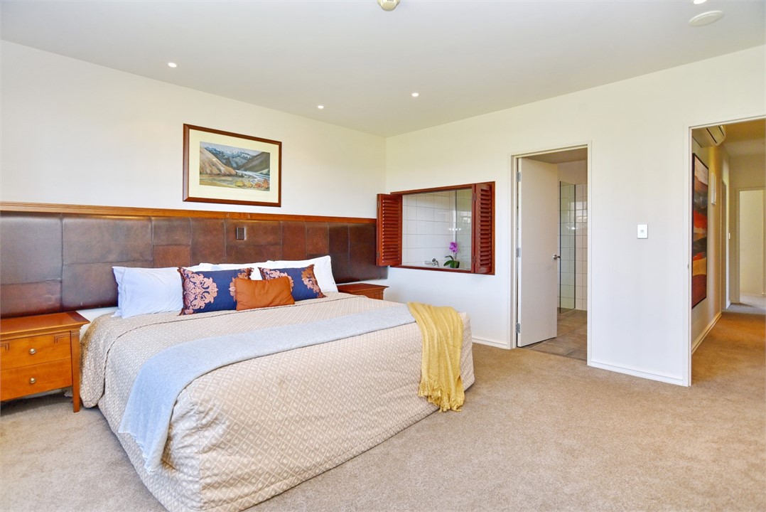 Super king bed with ensuite spa bathroom