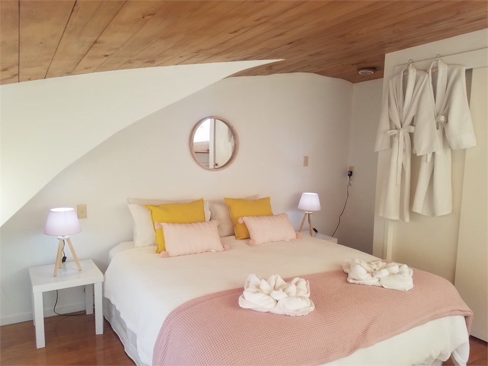 Cosy upstairs king bedroom looking over the river