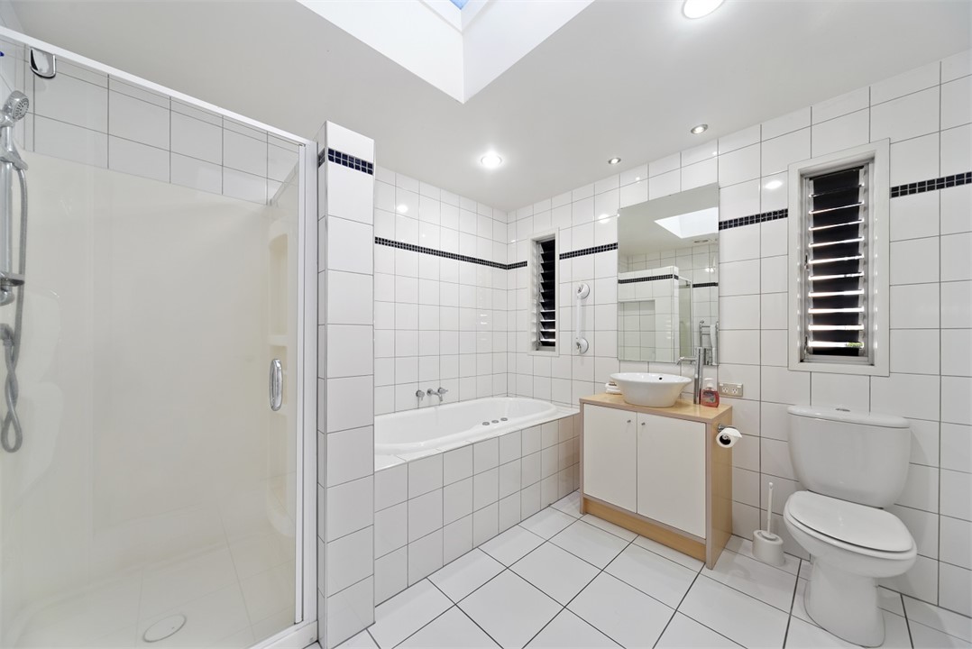 Main bathroom with spa bath