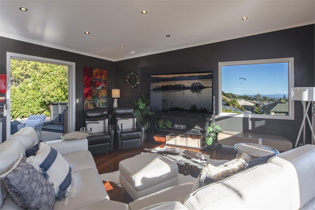 Cosy lounge with 85” TV