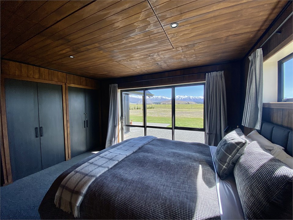 Bedroom 1 - Queen bed