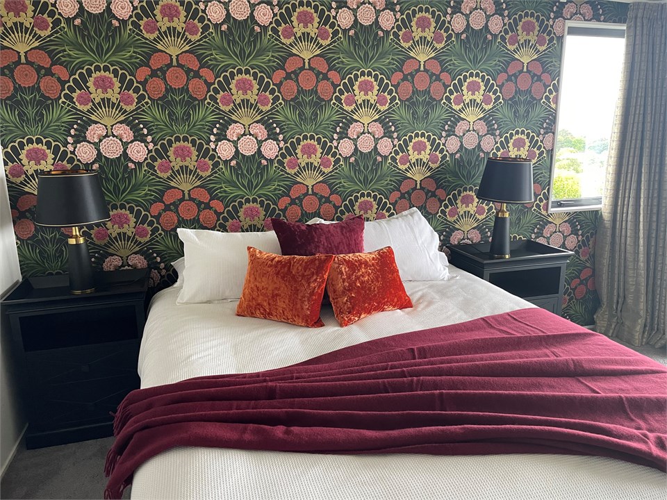 Master, lake view balcony, ensuite spa bath, TV.