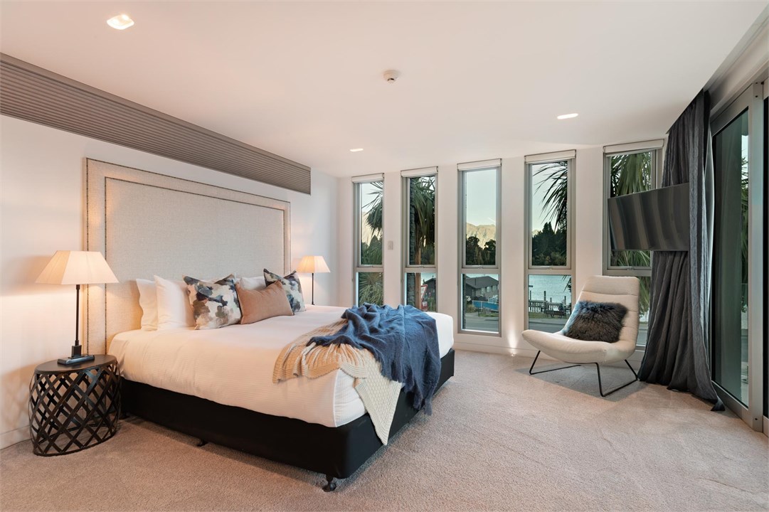 Luxurious master w/ a super king + mountain views