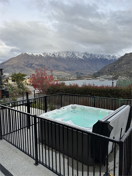 Spa Pool/hot Tub has amazing mountain views