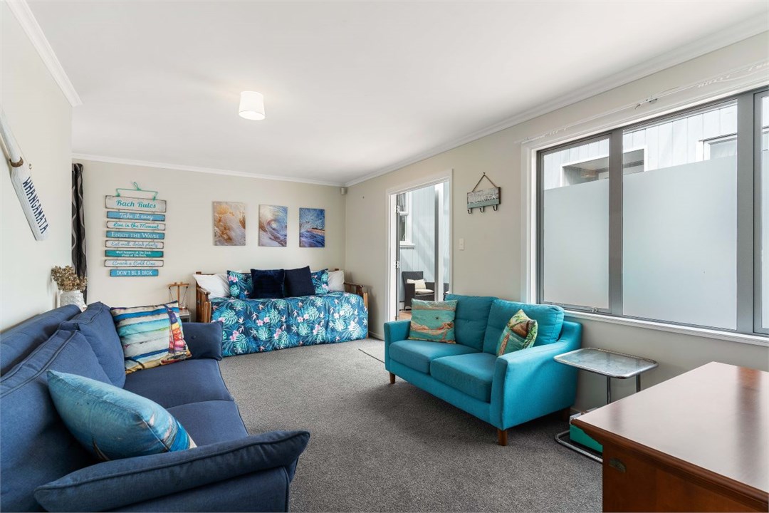 Day bed with rollaway trundler (sleep-out)