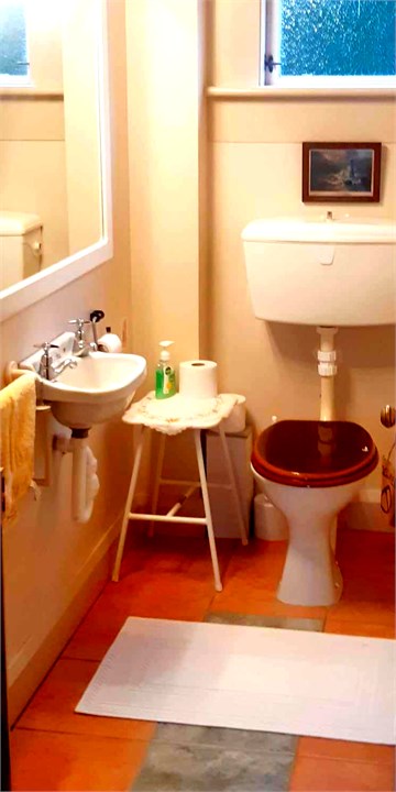 WC/ studio lights and basin next to downstairs bed