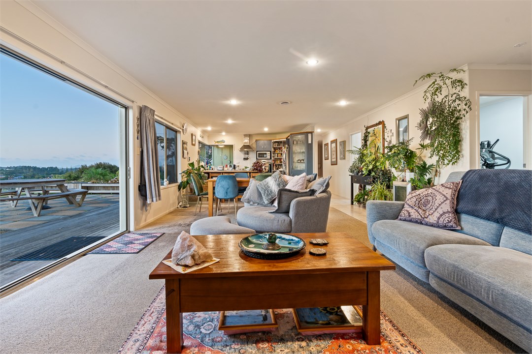 Open plan lounge/dining/ kitchen