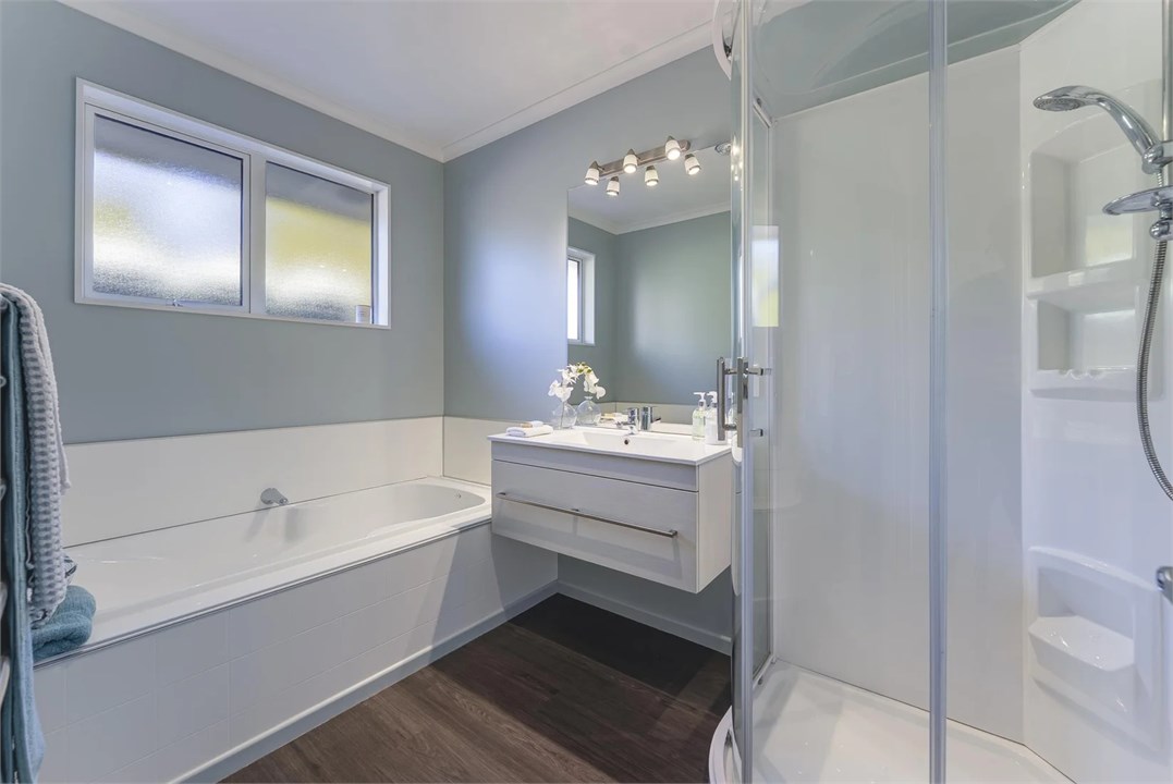 Main bathroom/separate toilet