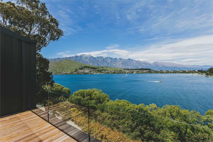 Stunning position over Lake Wakatipu