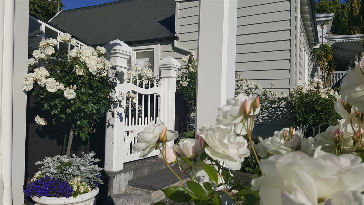 Beautifully appointed Heritage listed Cottage 5 min walk to town