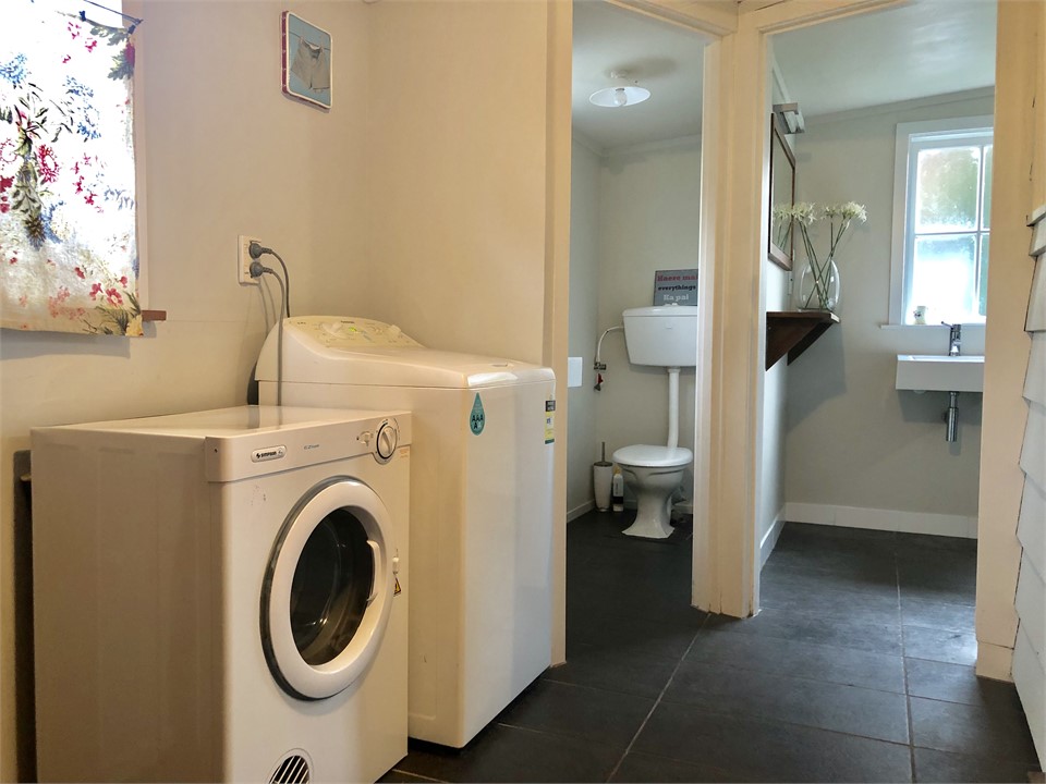 Laundry & seperate lavatory & shower rooms