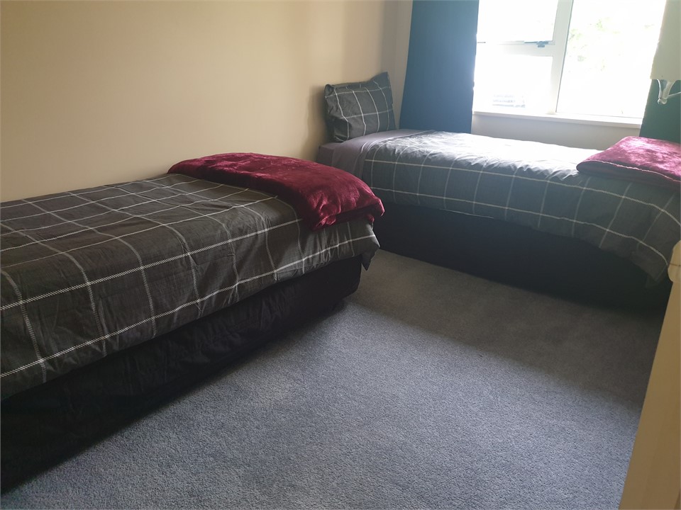 Bedroom 5: Split-able King